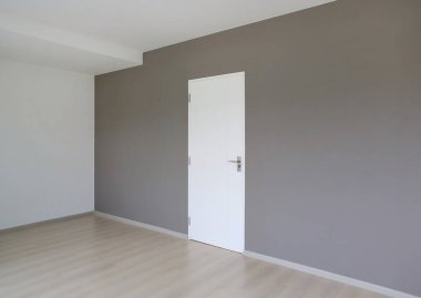 Yeni evin kapalı kapısı.