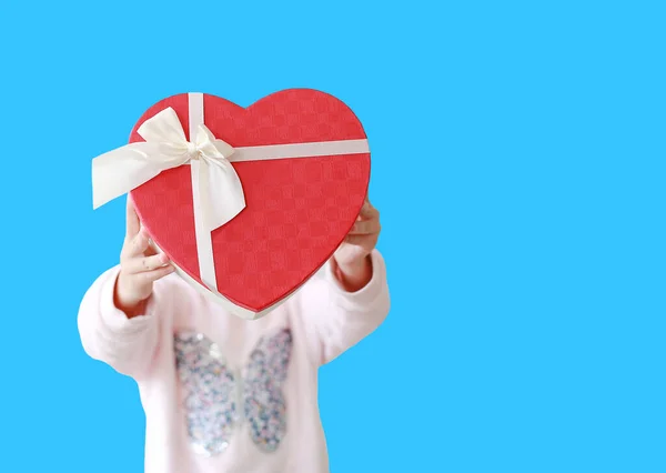 Niña Mostrando Caja Regalo Corazón Rojo Aislado Sobre Fondo Azul — Foto de Stock