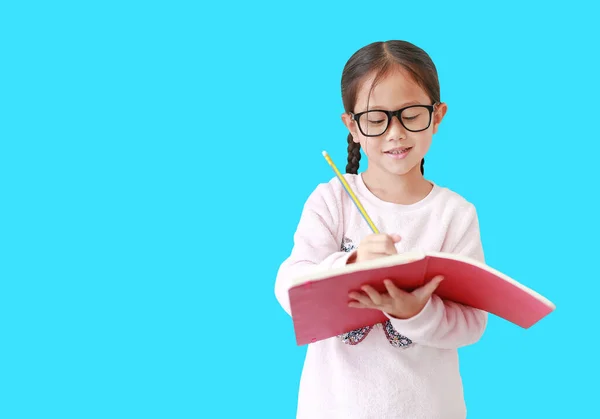 Chica Asiática Con Anteojos Sosteniendo Escribe Cuaderno Con Lápiz Aislado —  Fotos de Stock