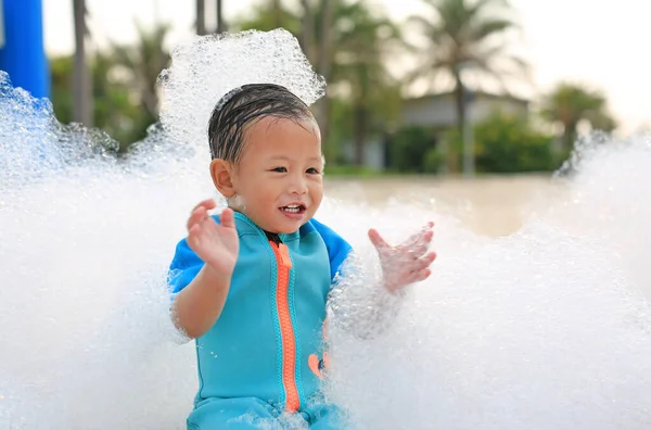 Küçük Mutlu Asyalı Çocuk Portreleri Havuz Başında Eğlenirken Gülümsüyor — Stok fotoğraf