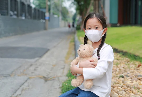 Ázsiai Kislány Maszkot Visel Hogy Megvédje Koronavírus Légszennyezés Por Ölelkező — Stock Fotó
