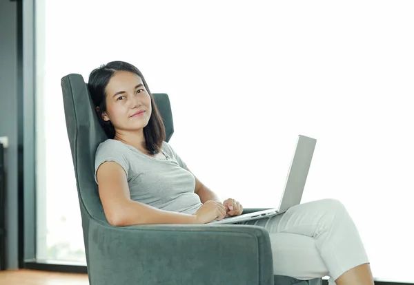 Приваблива Азіатська Жінка Використовує Ноутбук Комп Ютер Працює Онлайн Вдома — стокове фото