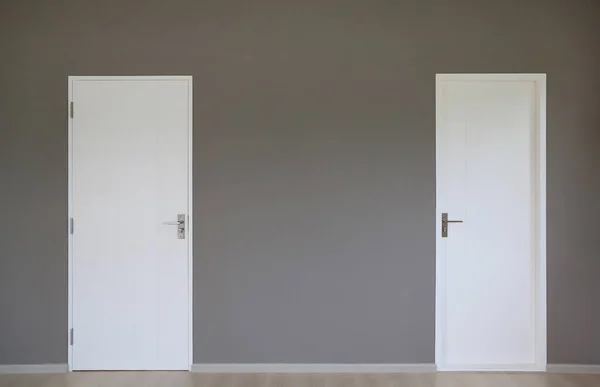 新屋房间里有两扇紧闭的门 — 图库照片