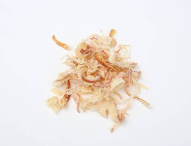 Kurutulmuş mürekkep balığı beyaz arkaplanda izole edildi