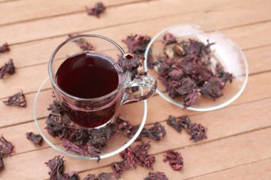 Roselle kurudu ve Roselle suyu ahşap bir masada, geleneksel Thai içeceği..