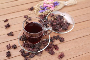 Roselle kurudu ve Roselle suyu ahşap bir masada, geleneksel Thai içeceği..