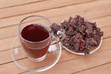 Roselle kurudu ve Roselle suyu ahşap bir masada, geleneksel Thai içeceği..