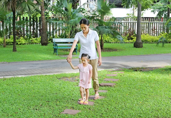 Mãe Sua Filha Andando Caminho Pedra Jardim Pela Manhã — Fotografia de Stock