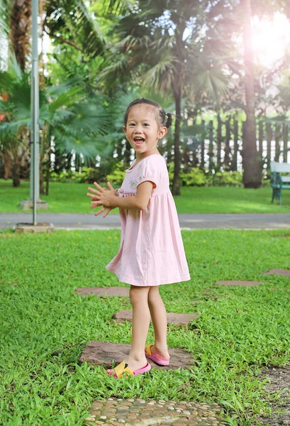 Menina Menina Asiática Caminhando Caminho Pedra Jardim Pela Manhã — Fotografia de Stock