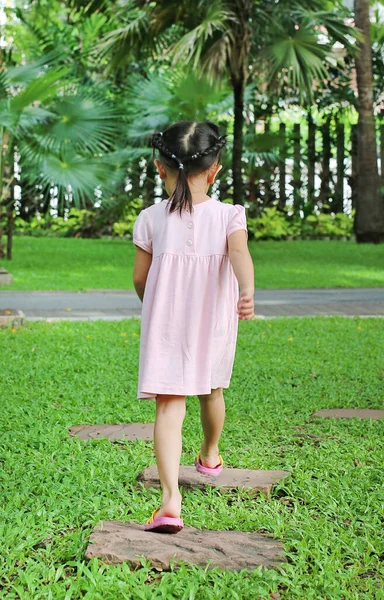 Rückansicht Kleines Mädchen Morgen Auf Steinweg Garten — Stockfoto