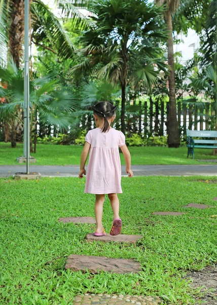 Rückansicht Kleines Mädchen Morgen Auf Steinweg Garten — Stockfoto