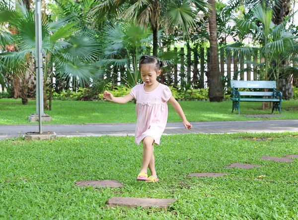 Menina Menina Asiática Caminhando Caminho Pedra Jardim Pela Manhã — Fotografia de Stock