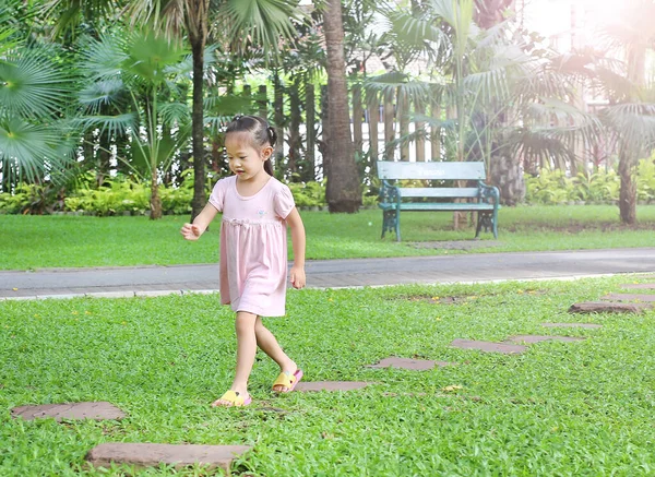 Menina Menina Asiática Caminhando Caminho Pedra Jardim Pela Manhã — Fotografia de Stock