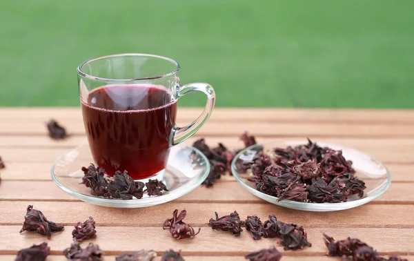 Roselljuice Kopp Och Torr Roselle Träplanka Mot Grönt Gräs Bakgrund — Stockfoto