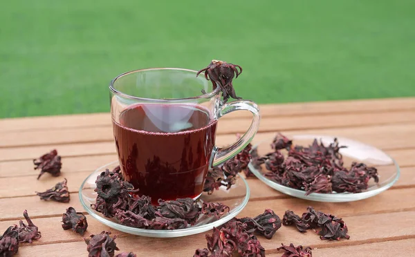 Roselljuice Kopp Och Torr Roselle Träplanka Mot Grönt Gräs Bakgrund — Stockfoto