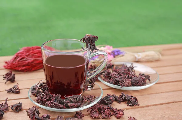 Roselljuice Kopp Och Torr Roselle Träplanka Mot Grönt Gräs Bakgrund — Stockfoto