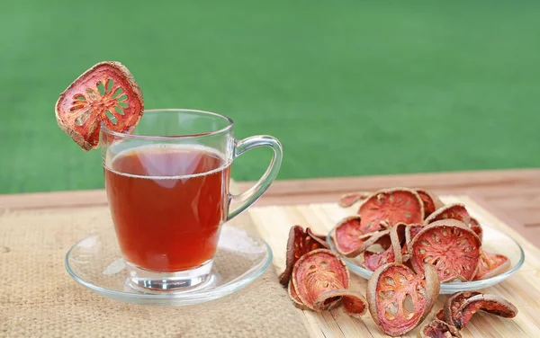 Baeljuice Och Bael Torkas Säck Träplatta Mot Grönt Gräs Bakgrund — Stockfoto