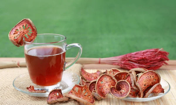 Baeljuice Och Bael Torkas Säck Träplatta Mot Grönt Gräs Bakgrund — Stockfoto