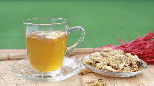 Krysantemum Juice Glas Kopp Trä Bakgrund Mot Grönt Gräs Bakgrund — Stockfoto