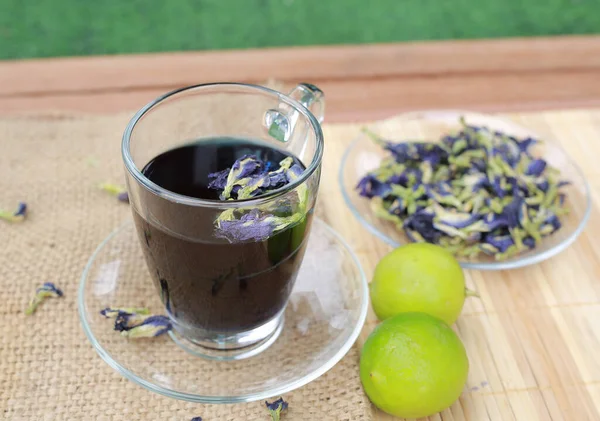 Kelebek Suyu Bardakta Ahşap Masada Bezelye Çiçeği Limon Bitki Içeceği — Stok fotoğraf