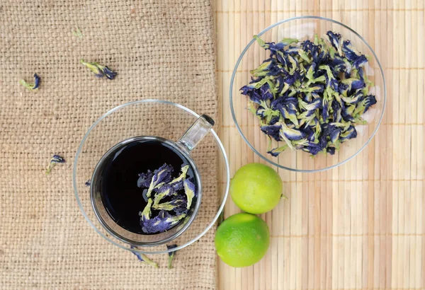 Juice Fjärilsärtor Glas Träbord Med Torkade Ärtblommor Och Citron Örtdryck — Stockfoto