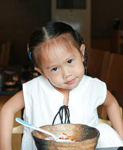 Asiatisk Flicka Äter Ris Läcker Japansk Mat Bordet För Lunch — Stockfoto