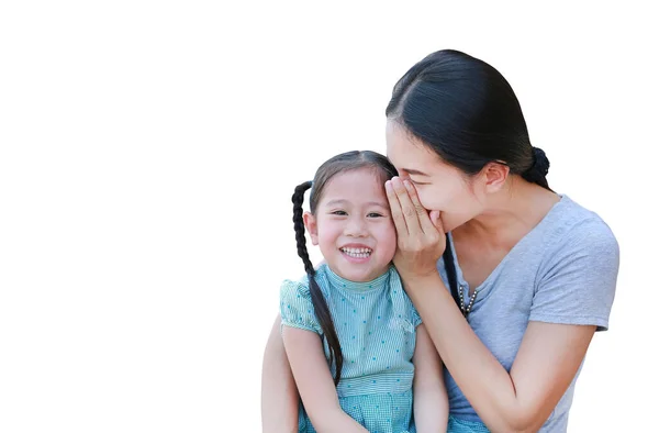 Feliz Mãe Asiática Sussurrando Algo Secreto Para Sua Pequena Filha — Fotografia de Stock