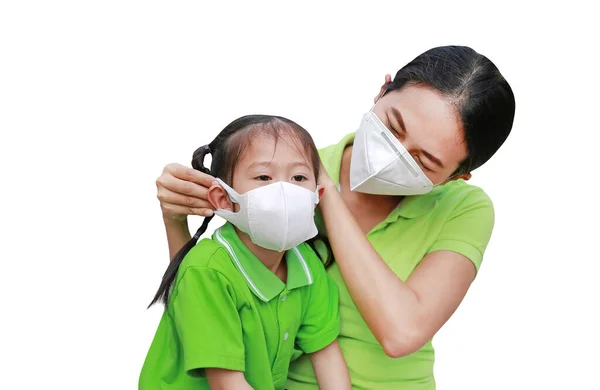 Azjatycka Młoda Matka Nosi Ochronną Maskę Medyczną Dla Córki Przed — Zdjęcie stockowe