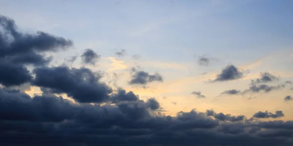 Awan Gelap Sebelum Hujan Latar Belakang Langit Biru — Stok Foto