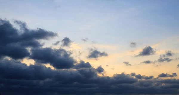 Awan Gelap Sebelum Hujan Latar Belakang Langit Biru — Stok Foto
