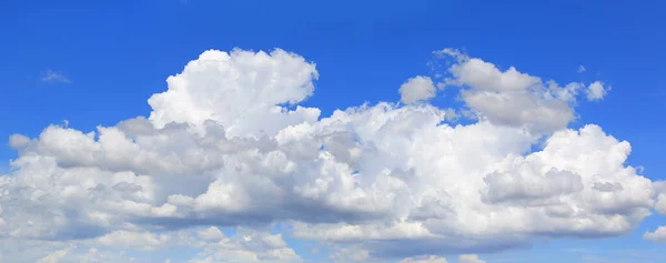Céu Azul Com Fundo Nuvem Fofo Branco — Fotografia de Stock