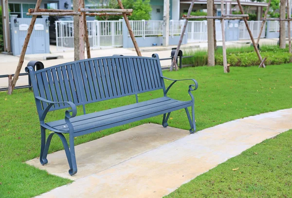 Винтажное Кресло Зеленом Саду Открытым Небом — стоковое фото