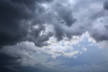 Akşam vakti gökyüzünde kara fırtına bulutları