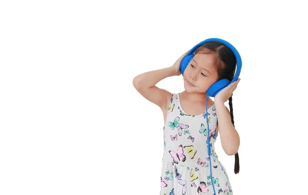 Портрет Азиатская Маленькая Девочка Слушает Музыку Помощью Синих Наушников Изолированы — стоковое фото