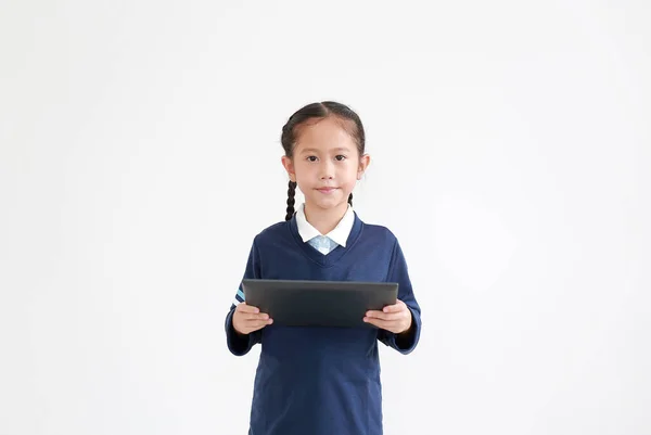 Портрет Азіатської Маленької Дівчинки Шкільній Формі Використанням Таблетки Виділеної Білому — стокове фото
