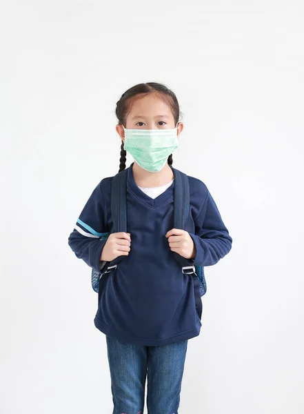 Portré Ázsiai Kislány Hétköznapi Iskolai Egyenruhában Orvosi Maszkot Visel Hátizsákkal — Stock Fotó