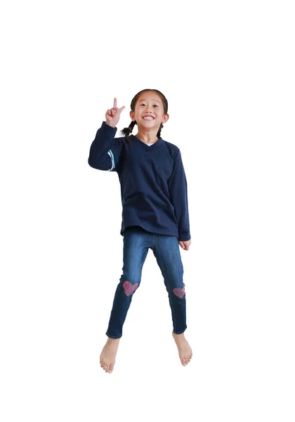 Uśmiechnięta Azjatycka Dziewczynka Skacze Powietrzu Pokazem Dwóch Gestów Palca Jako — Zdjęcie stockowe