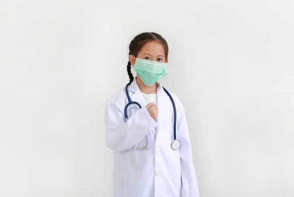 Retrato Pequeña Niña Asiática Con Estetoscopio Mientras Usa Uniforme Médico —  Fotos de Stock