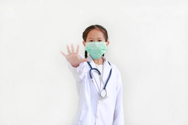 Азиатская Маленькая Девочка Форме Доктора Медицинской Маске Показывает Знак Остановки — стоковое фото