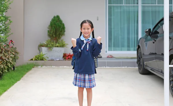 Confiante Asiático Criança Pequena Menina Jardim Infância Escola Uniforme Levantar — Fotografia de Stock