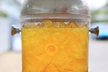 Cam kapta buzlu portakal suyu.