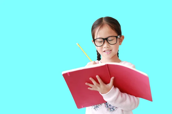 Chica Asiática Con Anteojos Sosteniendo Escribe Cuaderno Con Lápiz Aislado — Foto de Stock