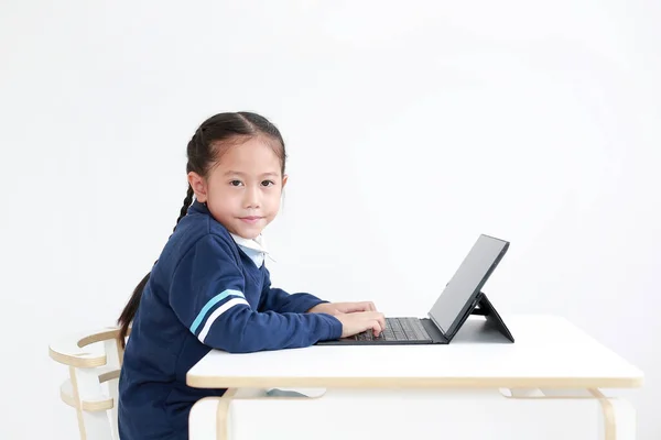Портрет Азіатської Маленької Дівчинки Шкільній Формі Допомогою Ноутбука Столі Ізольовано — стокове фото