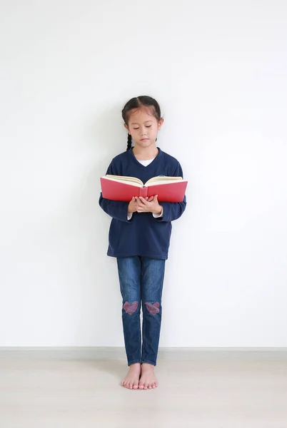 Πορτρέτο Ασιατικό Κοριτσάκι Casual Σχολική Στολή Διαβάζοντας Ένα Βιβλίο Και — Φωτογραφία Αρχείου