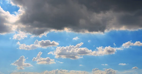 Awan Badai Gelap Dan Awan Berbulu Putih Latar Langit Biru — Stok Foto