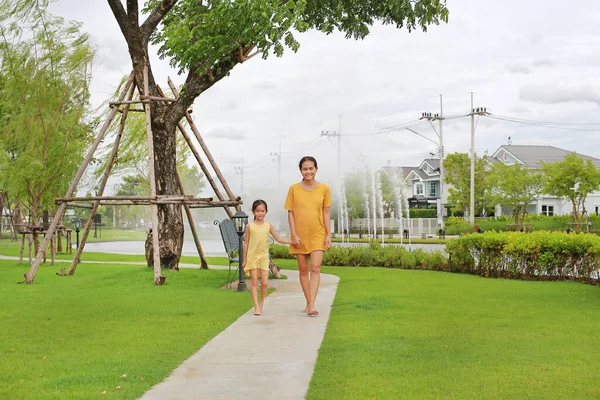 Mãe Asiática Filha Mãos Dadas Relaxar Andando Jardim Livre Mãe — Fotografia de Stock