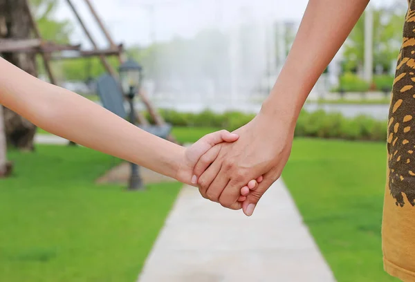 Een Close Van Moeder Kind Baby Hand Hand Met Mama — Stockfoto