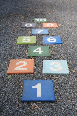 Pavement 'te renkli seksek parkı işaretleri taşın üzerinde numaralar