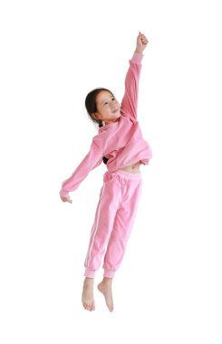 Mutlu ve gülümse pembe eşofmanlı küçük Asyalı kız çocuğu ya da beyaz arka planda izole edilmiş havada atlayan spor bez parçası. Özgürlük Çocuk Hareketi.