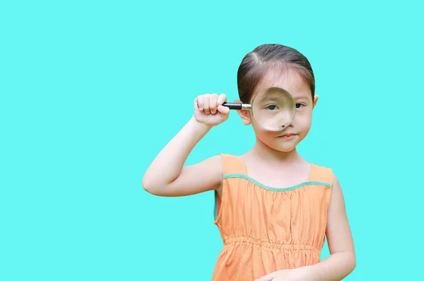 Liten Asiatisk Barn Flicka Tittar Genom Förstoringsglas Isolerad Cyan Bakgrund — Stockfoto